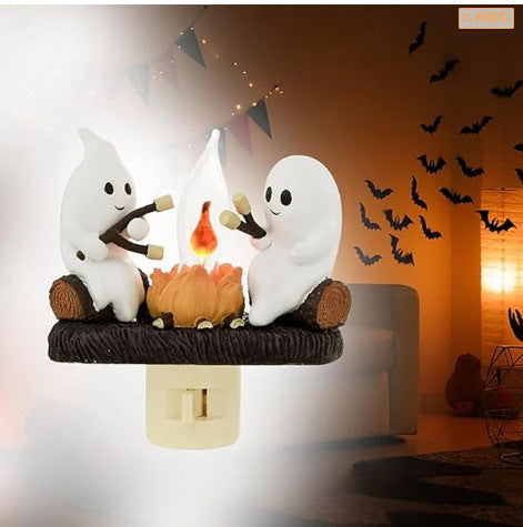 Veilleuse Halloween fantômes et feu de camp dans une pièce sombre